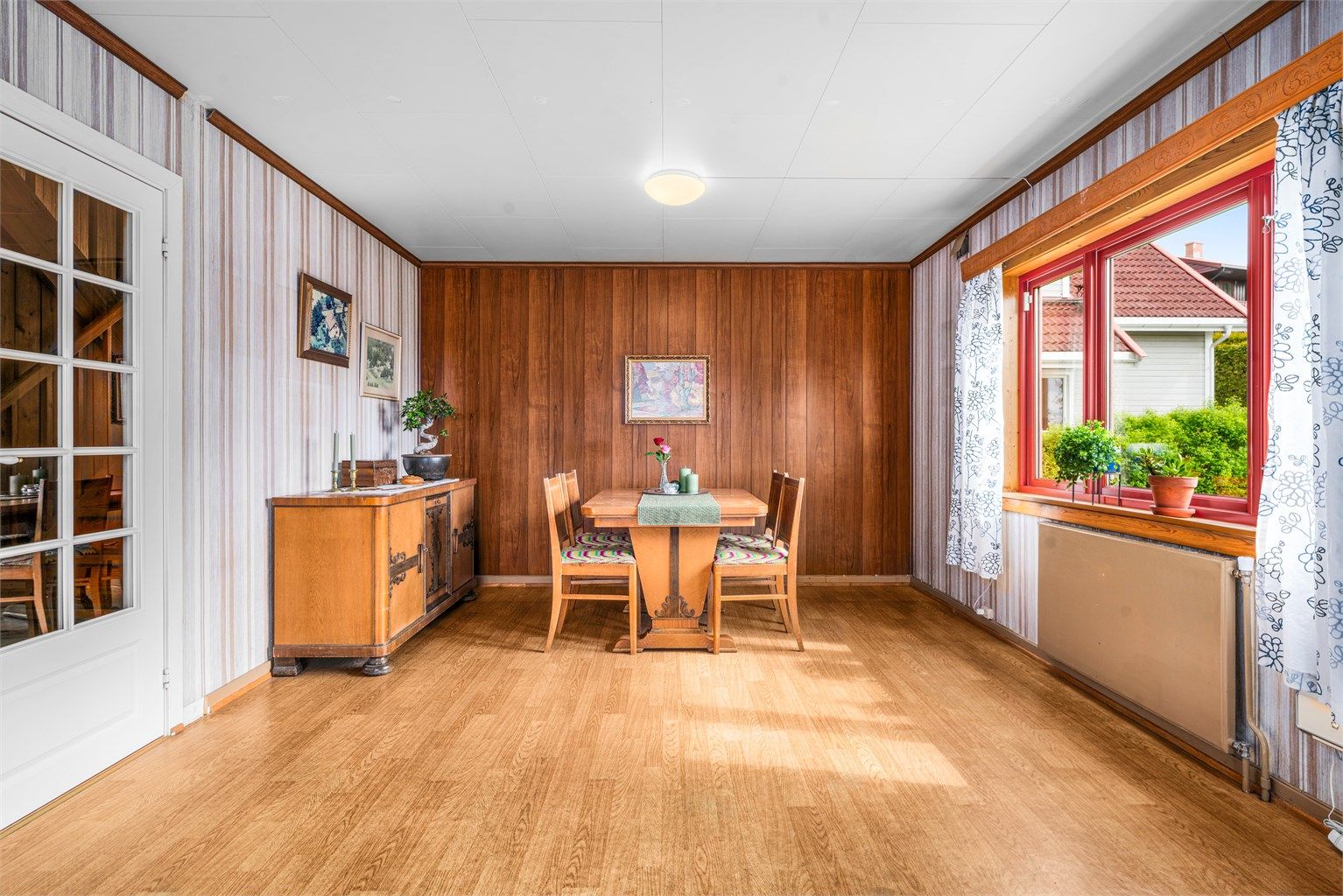 Rommet har en takhøyde på 236 cm.