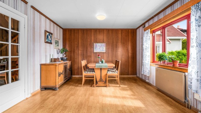 Rommet har en takhøyde på 236 cm.
