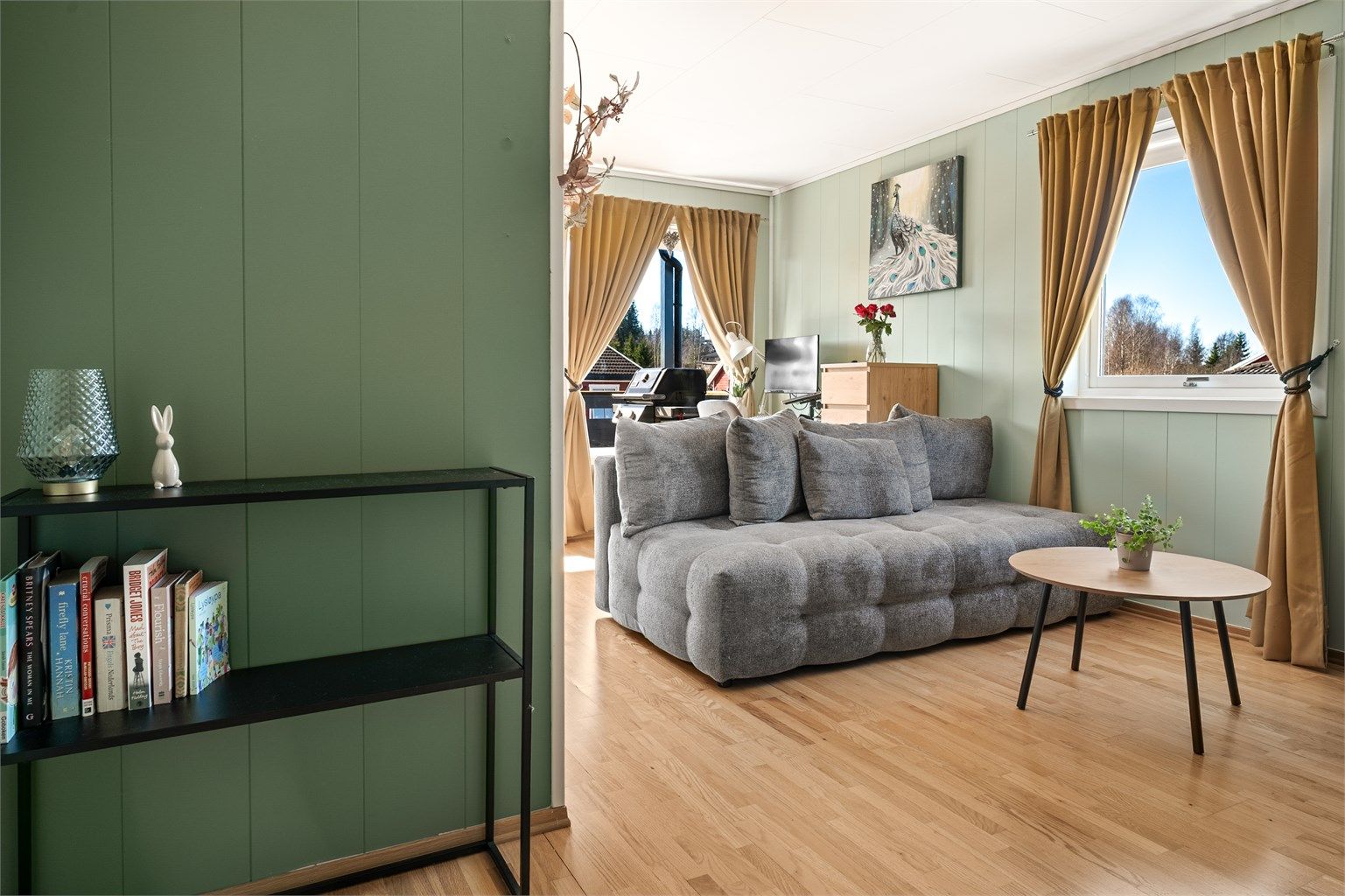 Leiligheten varmes opp med elektrisitet, blant annet via panelovner.