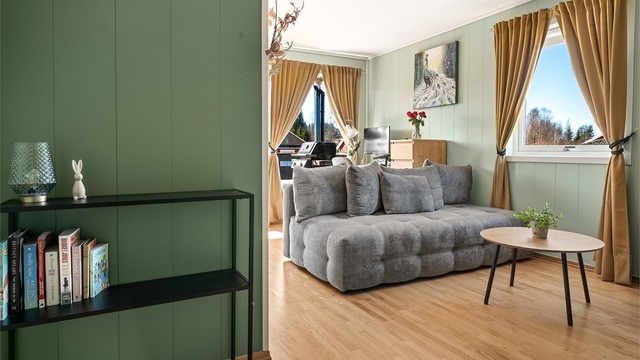 Leiligheten varmes opp med elektrisitet, blant annet via panelovner.