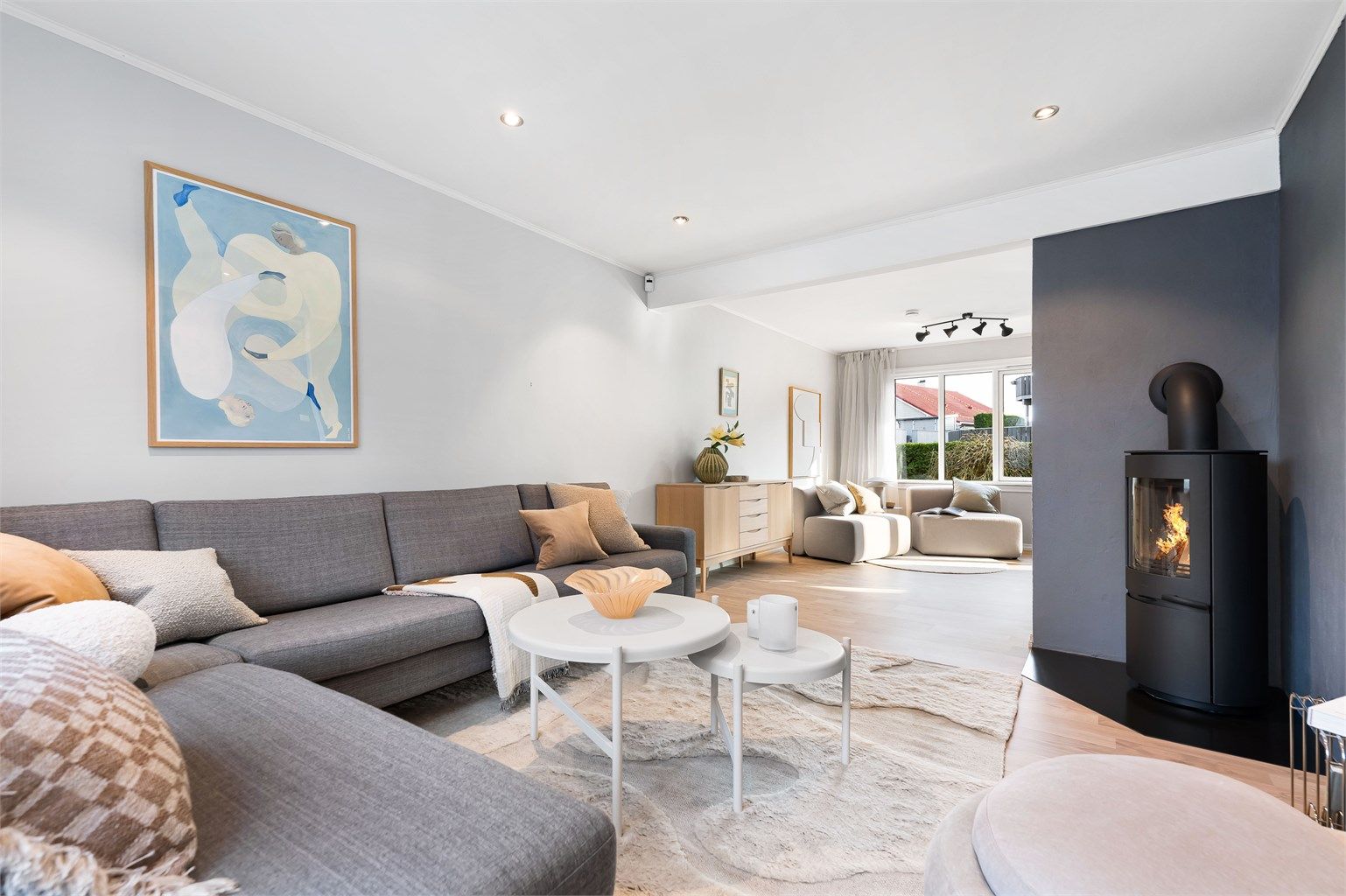 Velkommen inn. Delikat stue med peis for ekstra hygge. Spotter i tak og gulvflater belagt med laminat.