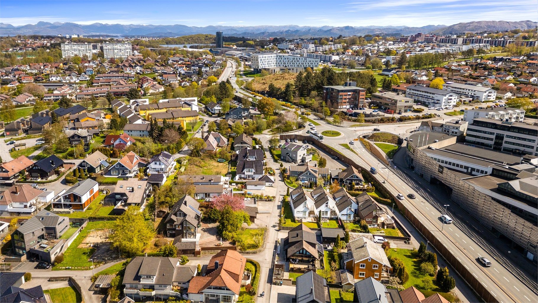 Hubroveien 11 ligger i et etablert boligområde i Sandal. Området er svært barnevennlig. Det er flere barnehager i området, kort gange til skole og idrettsanlegg, ishall, turnhall og fantastiske tur - og rekreasjonsområde