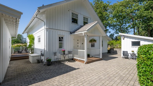 Eneboligen ble oppført i 2009 over 1 1/2 etasje, og fremstår som moderne, velholdt og gjennomført med gode kvaliteter og smarte løsninger.