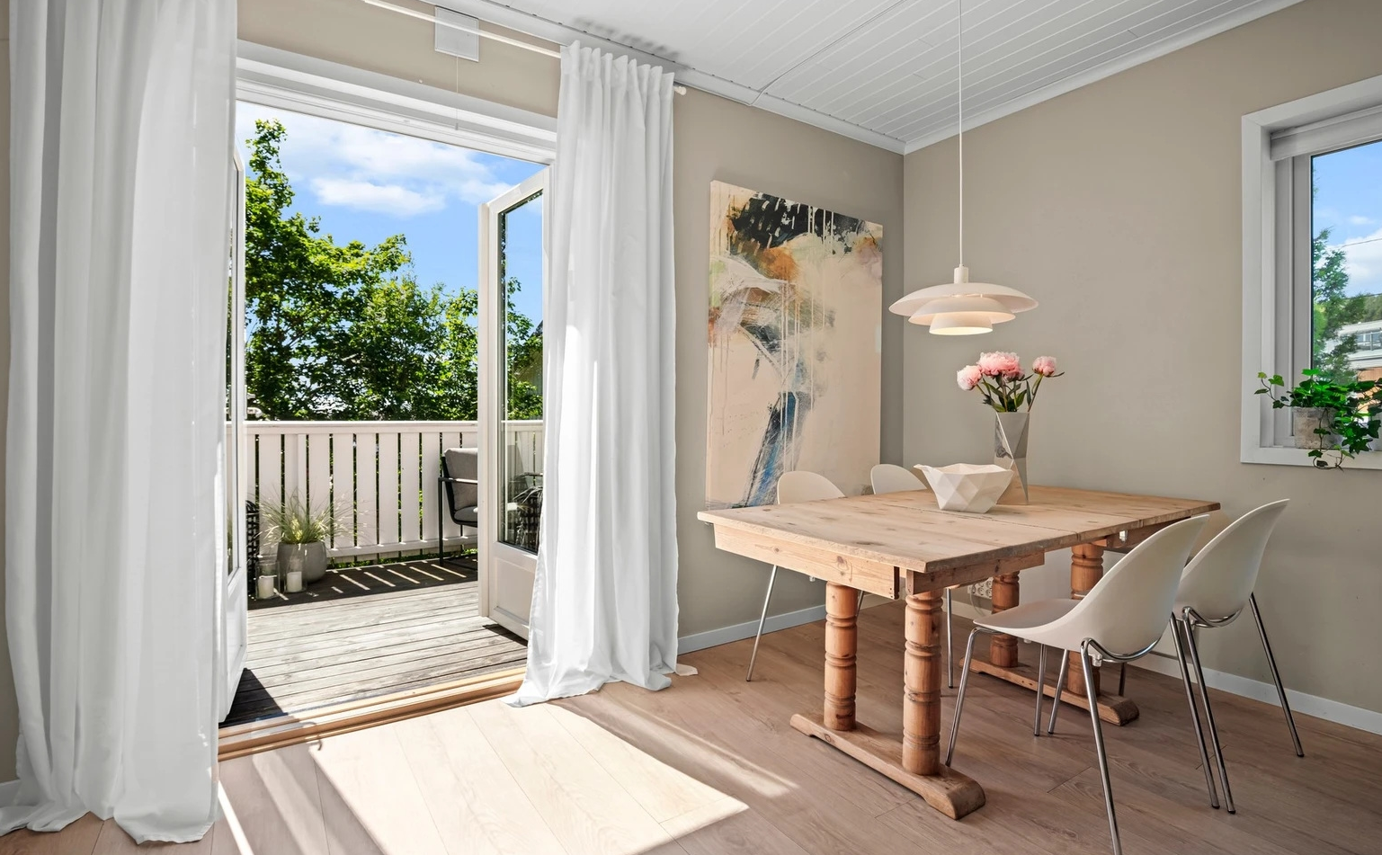 Store vindusflater som slipper inn rikelig med dagslys.