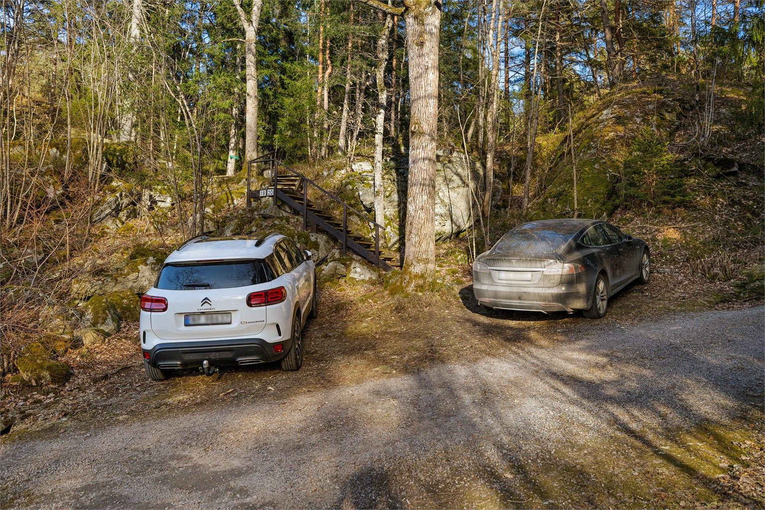 Parkering med adkomststi, ca. 100 meter opp til hytta. Selger leier en ekstra plass i tillegg til den tinglyste plassen.