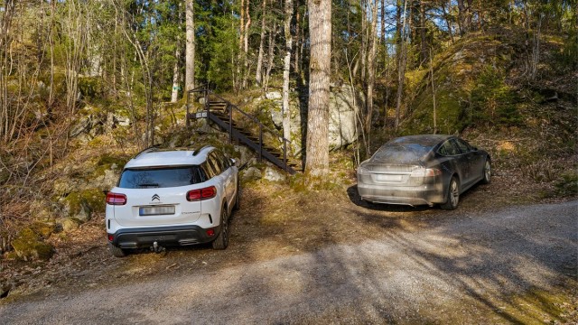 Parkering med adkomststi, ca. 100 meter opp til hytta. Selger leier en ekstra plass i tillegg til den tinglyste plassen.