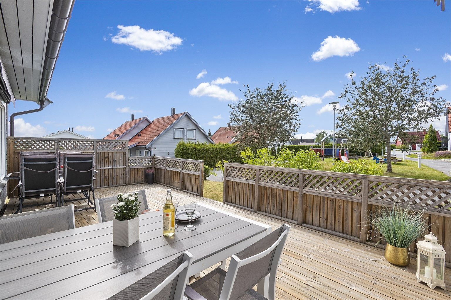Den sydvestvendte terrassen på ca. 28 m² har gode solforhold og markise montert i 2020.