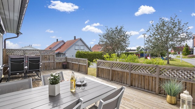 Den sydvestvendte terrassen på ca. 28 m² har gode solforhold og markise montert i 2020.