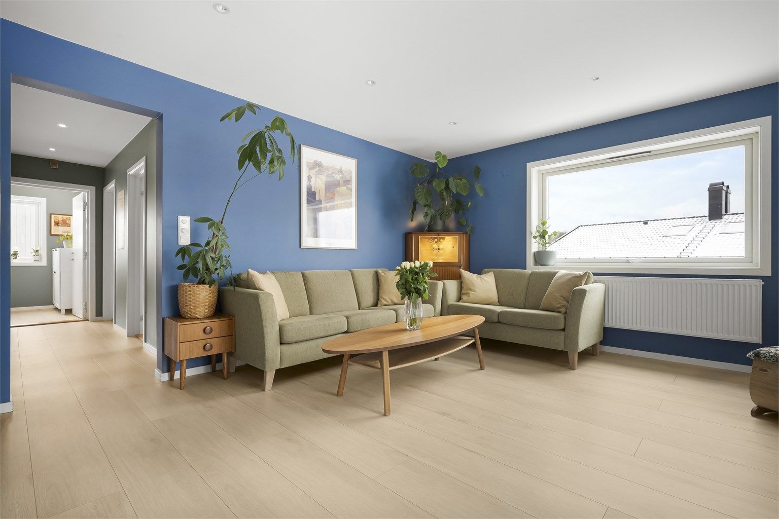 Det første som møter deg er store vindusflater som slipper inn masse naturlig lys.