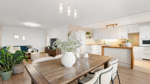 Velkommen til Durudveien 18C! En lys og innholdsrik 4-roms leilighet med åpen stue- og kjøkkenløsning. Foto: Zovenifra.no