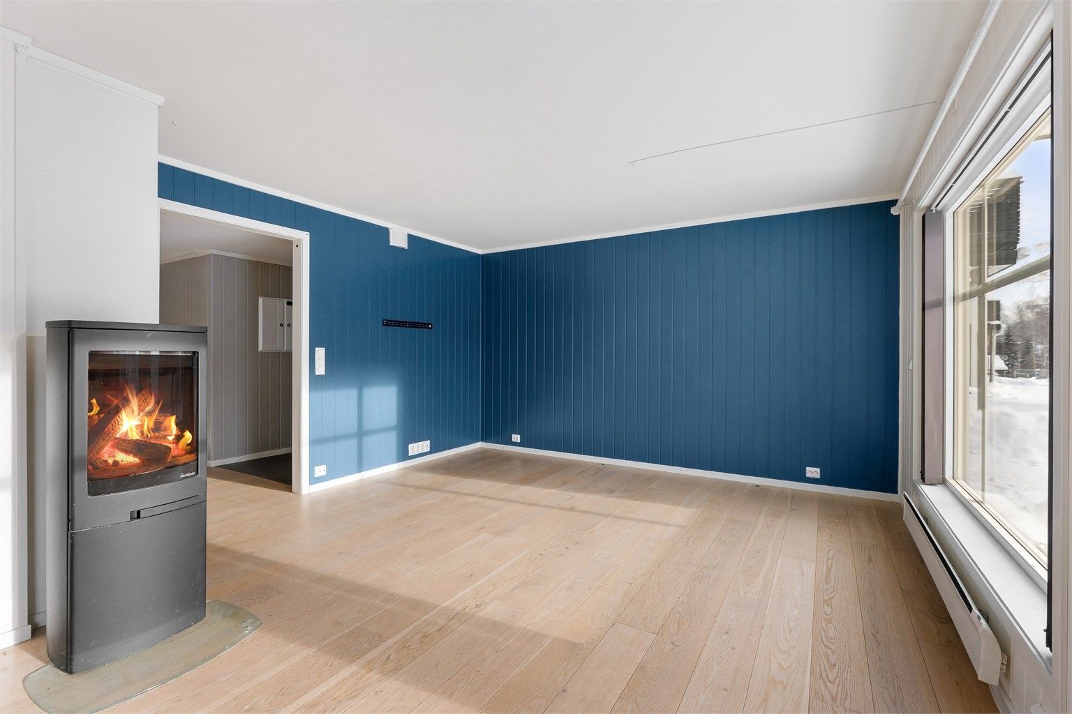 Peisovnen i stuen gir både effektiv varme og en hyggelig stemning.