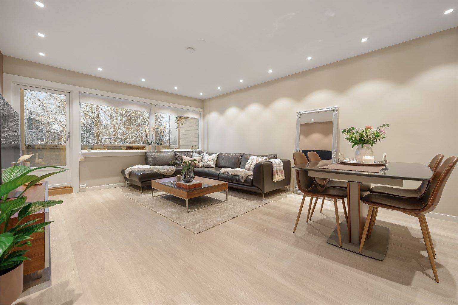 Velkommen til denne flotte toppleiligheten i Bølerlia 135!
Store vindusflater gir godt med naturlig lys.