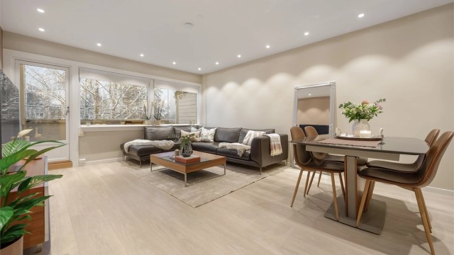 Velkommen til denne flotte toppleiligheten i Bølerlia 135! Store vindusflater gir godt med naturlig lys. Foto: Martine Eren Jacobsen.