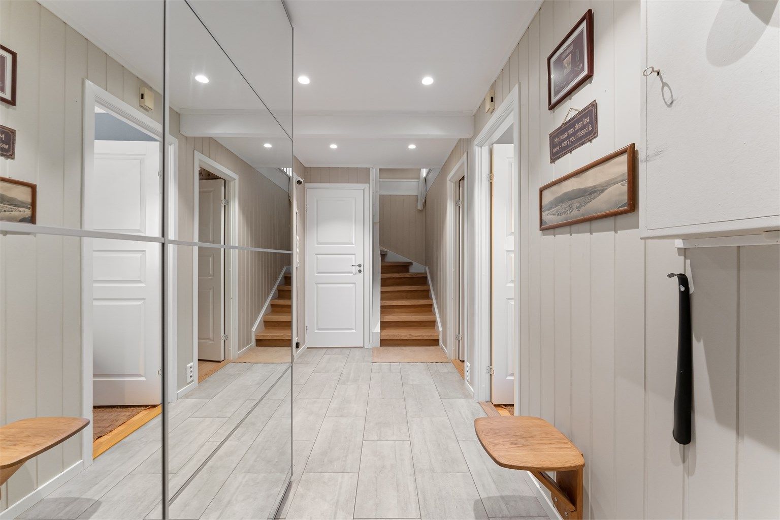 I underetasjen har du entré, bad, to soverom og bod