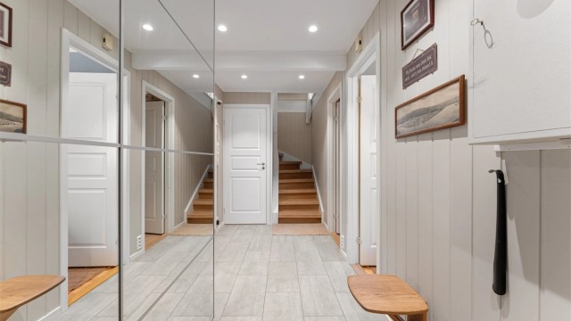 I underetasjen har du entré, bad, to soverom og bod