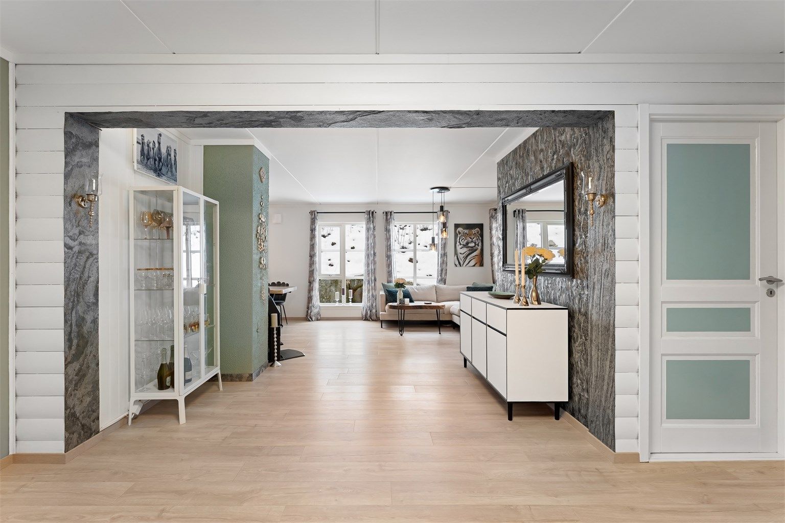 Leiligheten oppleves lys og luftig hvor det er enkelt å trives