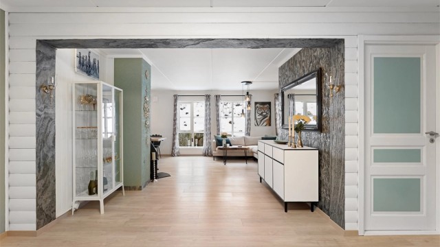 Leiligheten oppleves lys og luftig hvor det er enkelt å trives