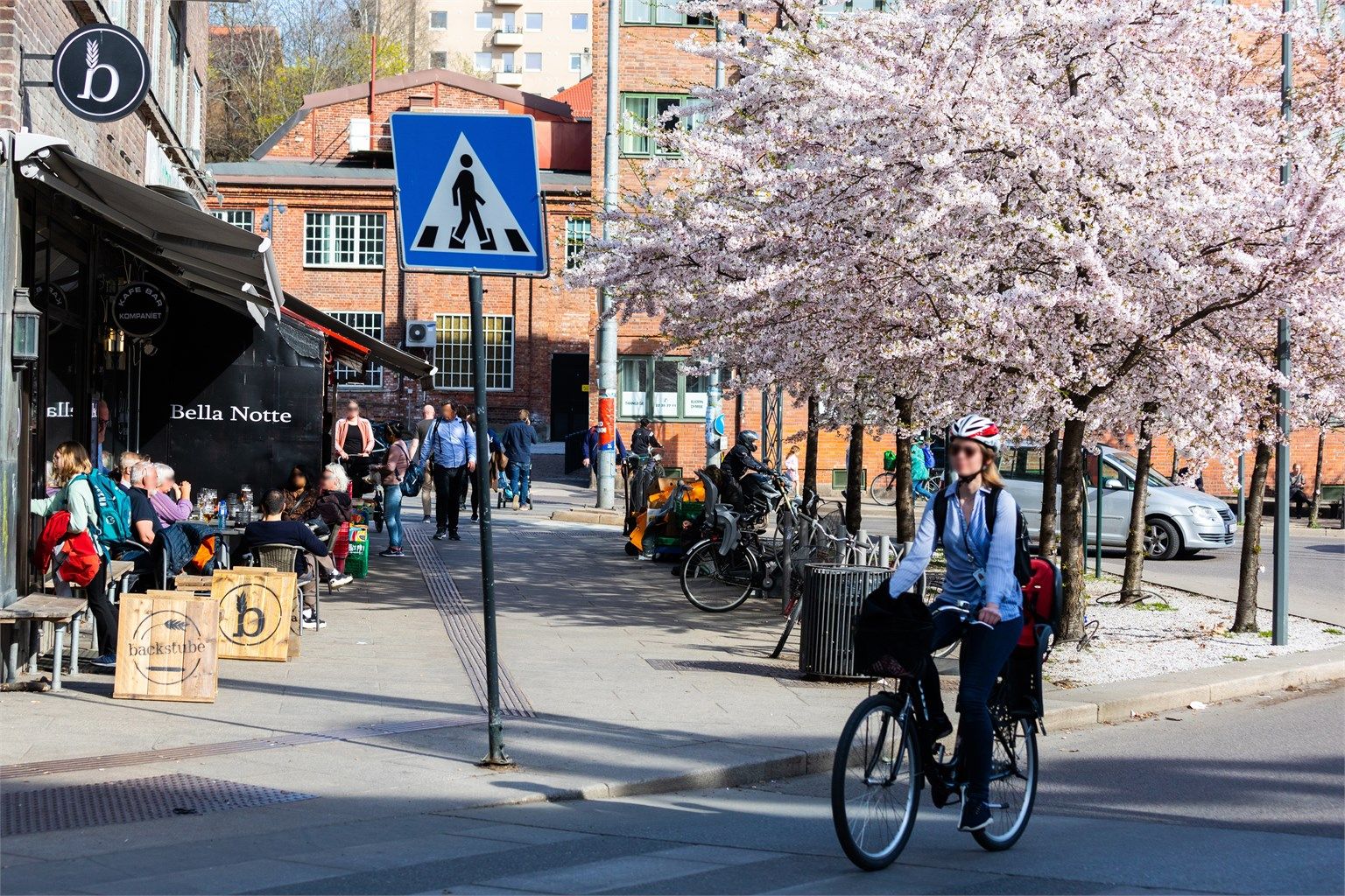 På Carl Berners plass, like i nærheten, blomstrer kirsebærtrærne vakkert om våren. Her finner du også et sentralt kollektivknutepunkt med hyppige avganger med T-bane, trikk og buss.