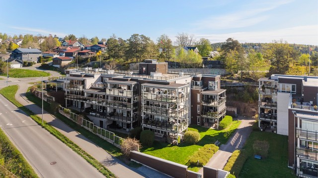 Moderne leilighetsbygg fra 2010 med heisadkomst direkte fra garasjeanlegget, hvor det medfølger to private p-plasser.