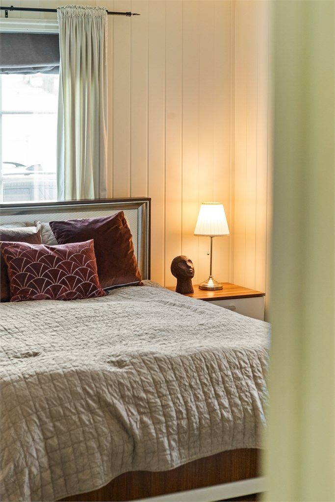 Boligen er meget innholdsrik og kan skilte med totalt 5 soverom i hoveddelen.