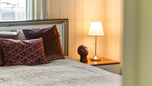 Boligen er meget innholdsrik og kan skilte med totalt 5 soverom i hoveddelen.