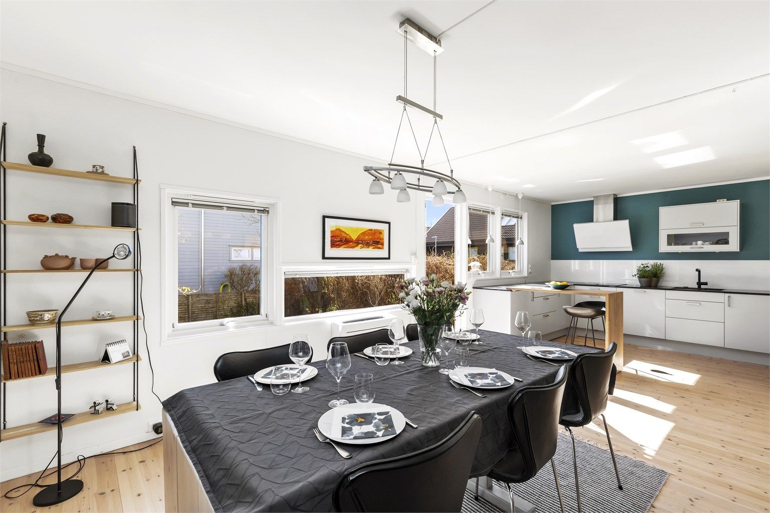 Kjøkken med god plass til spisebord. Direkte utgang til hagen(Foto: Marianne Lyse).