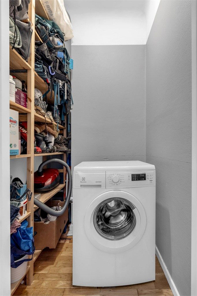 I tilknytning til stuen er det også en praktisk innvendig bod hvor det er vaskemaskin og brukes i dag som vaskerom.