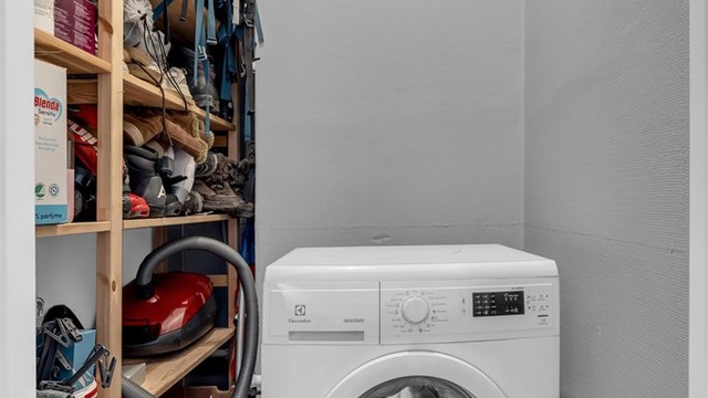 I tilknytning til stuen er det også en praktisk innvendig bod hvor det er vaskemaskin og brukes i dag som vaskerom.