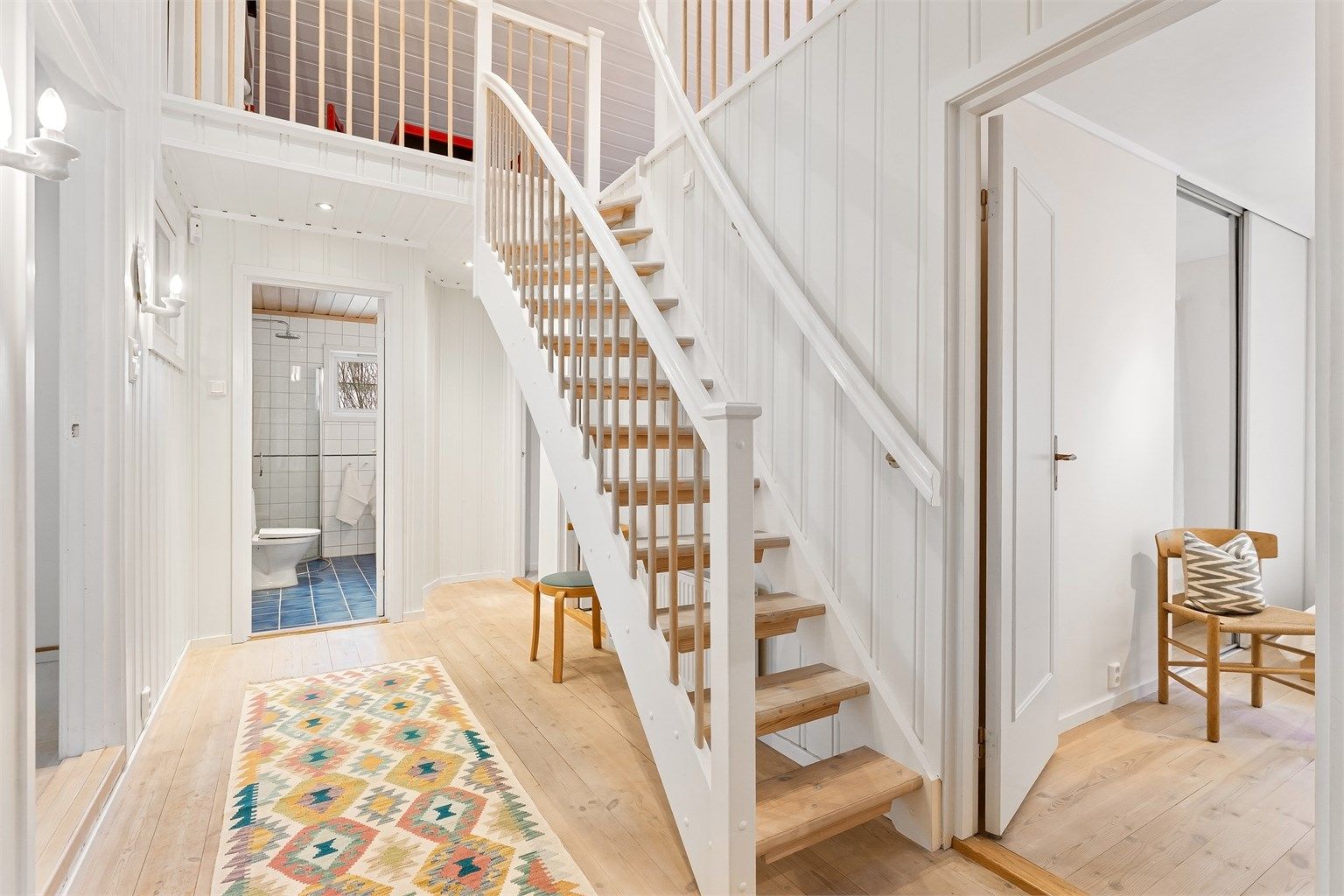 Fra gangen i påbygget leder en trapp opp til hemsen.