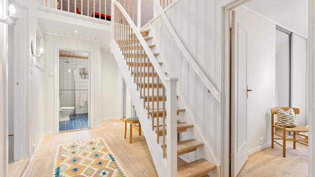 Fra gangen i påbygget leder en trapp opp til hemsen.