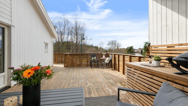 Verandaen strekker seg langs hele boligens bredde og gir en luftig og åpen følelse.