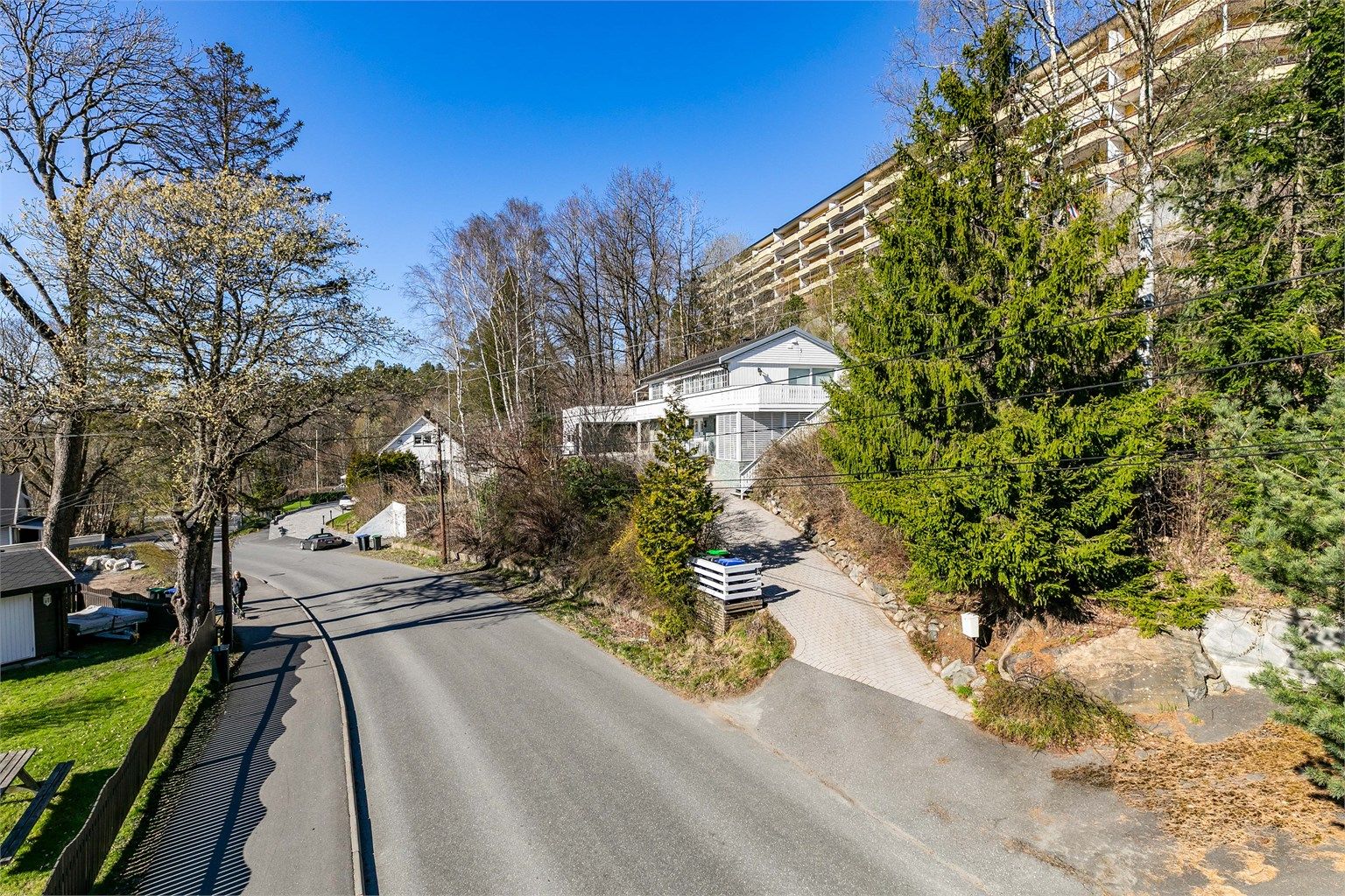 Den eleverte plasseringen over Krapfossveien medfører lite innsyn til boligen.