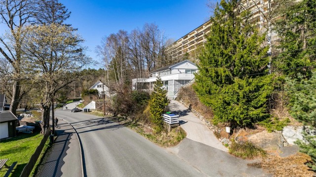 Den eleverte plasseringen over Krapfossveien medfører lite innsyn til boligen.