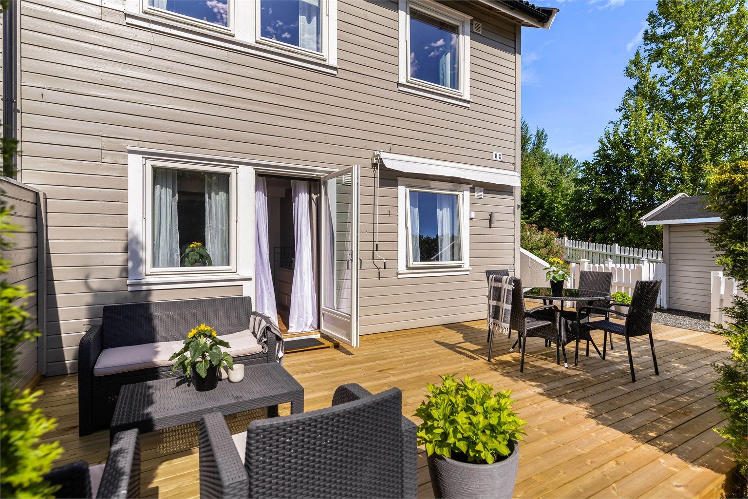 Særdeles romslig og fint skjermet terrasse 