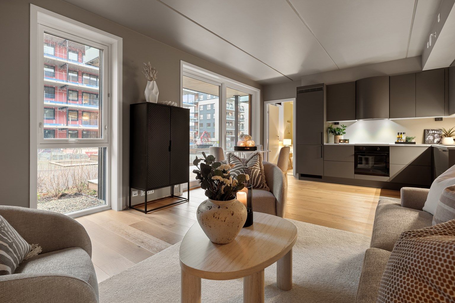 Stue- og kjøkkenarealet måler romslige 24 kvm. Her har man god plass til både en sofa- og spisegruppe.