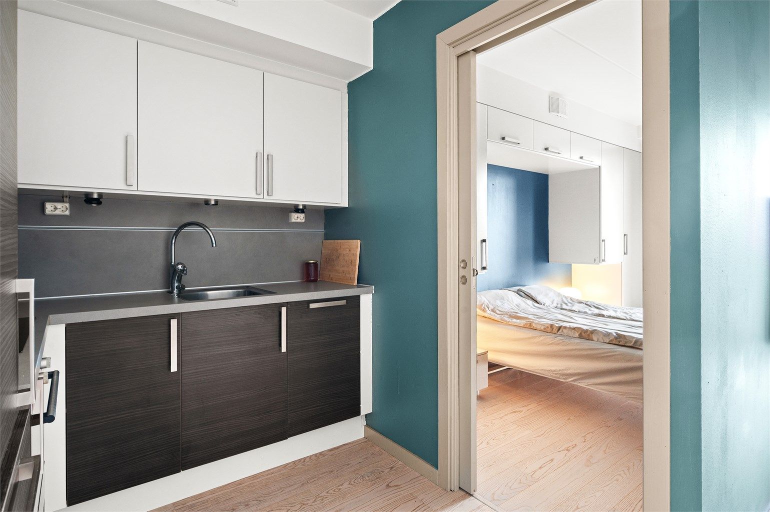 Det er rikelig med oppbevaringsplass i kjøkkenskapene. 