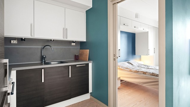 Det er rikelig med oppbevaringsplass i kjøkkenskapene.