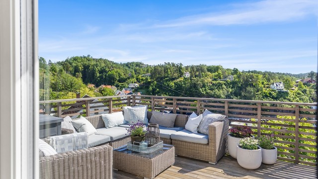 Den romslige verandaen er en flott forlengelse av stuen på sommerstid.