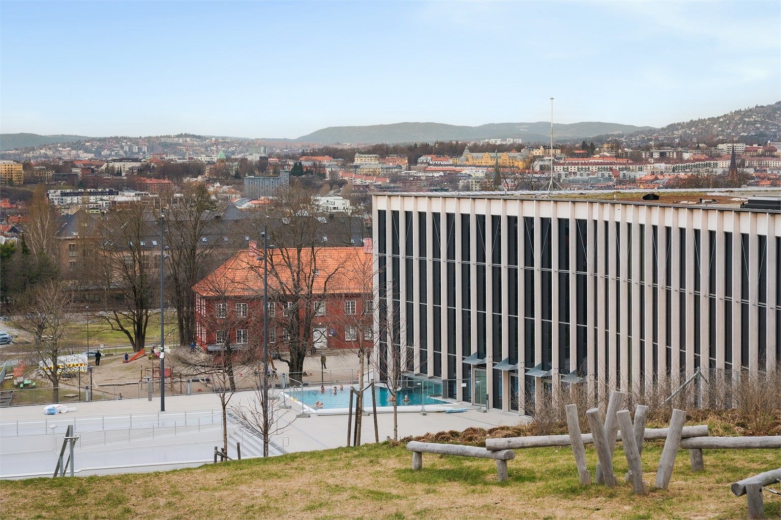Det nye Tøyenbadet, med både innen- og utendørs bassenger, ligger i gangavstand fra boligen.