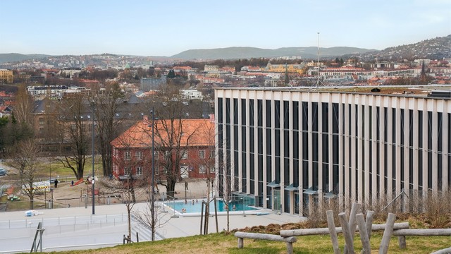 Det nye Tøyenbadet, med både innen- og utendørs bassenger, ligger i gangavstand fra boligen.