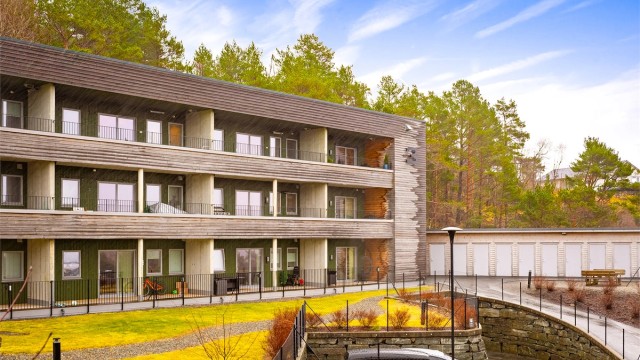 - Lekker og moderne fasade. Legg også merke til bodene til høyre i bildet, og gjesteparkeringen nederst. -