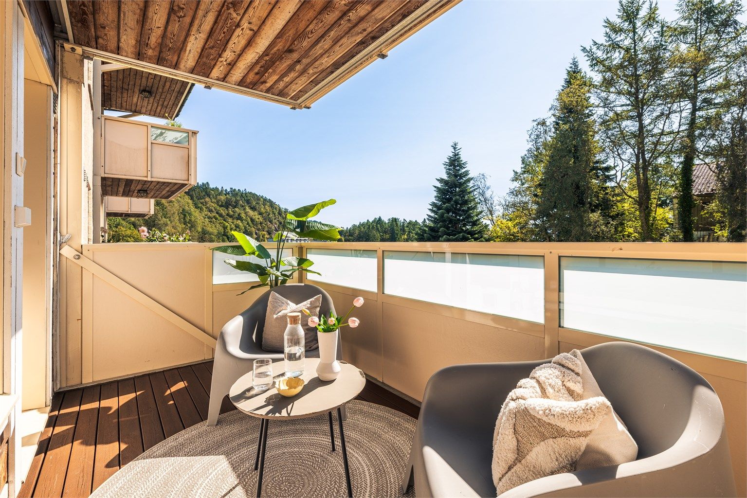 Altanen har god plass til sittegruppe og annen møblering