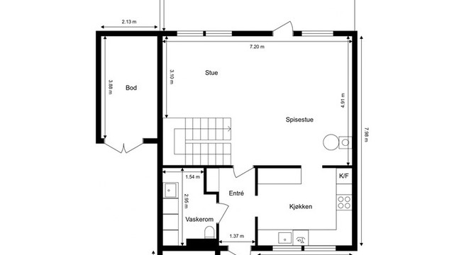 Første etasje har en sosial og åpen planløsning med stue og kjøkken, samt direkte utgang til den store terrassen.