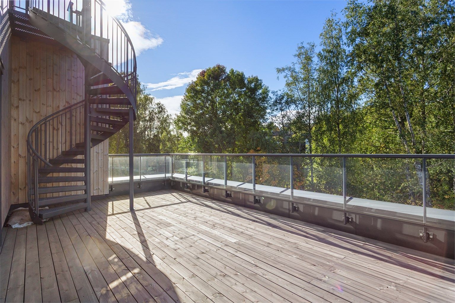 Solid spiraltrapp i stål leder opp til den private takterrassen.