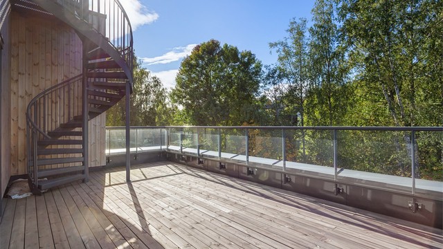 Solid spiraltrapp i stål leder opp til den private takterrassen.