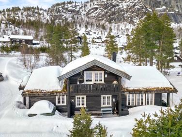Velkommen til Furestøylvegen 85 - En svært flott beliggende hytte i hjertet av Brokke med gode solforhold og nærhet til alpinsenter og langrennsløyper 