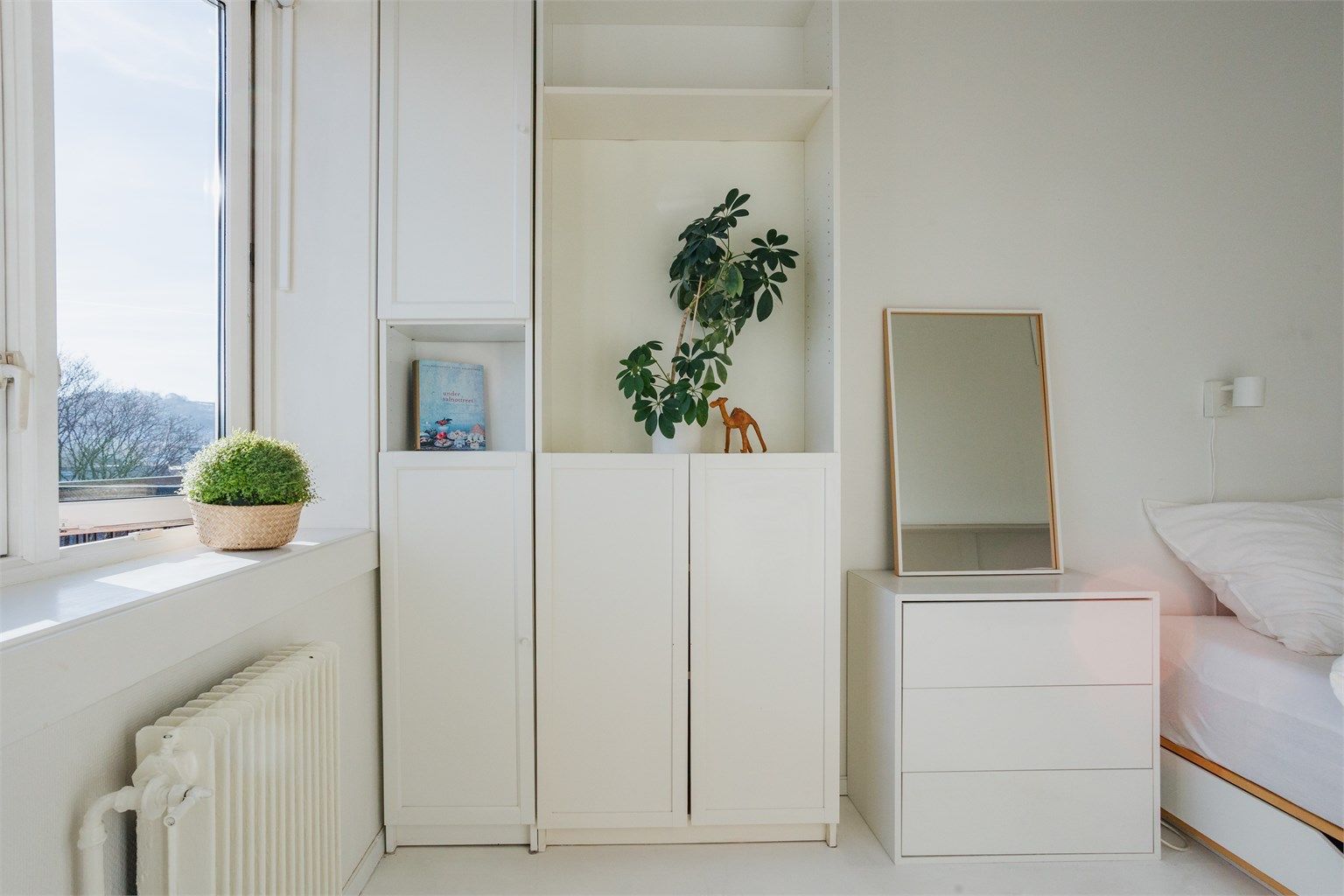 Rommet har rikelig med naturlig lys, samtidig som den usjenerte beliggenheten bidrar til rolige og gode netter