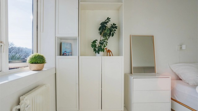 Rommet har rikelig med naturlig lys, samtidig som den usjenerte beliggenheten bidrar til rolige og gode netter