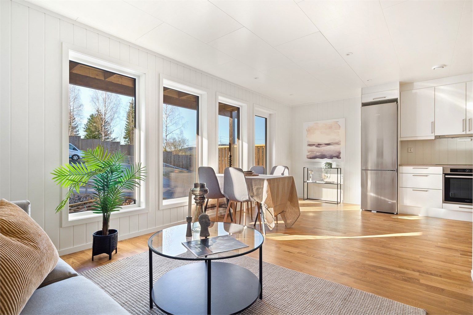 Luftig stue med utgang rett ut på en plating