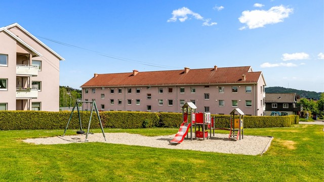 Rett i nærheten finner du flotte og store grøntarealer, hvor det også er tilrettelagt med lekeplass.